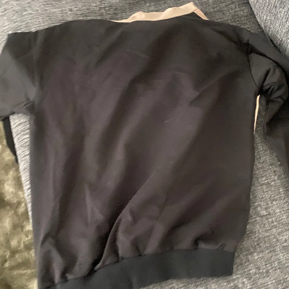 Hej jag säljer min Fendi hoodie som jag inte använder mer är jätte bra i skicka och är skön storlek S. Neuletakit & Villapaidat.