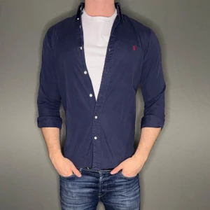 Ralph lauren skjorta - Hej säljer nu min fina Ralph lauren skjorta i storlek S. Den är i nyskick och kommer vara otroligt snygg nu i vår och framåt sommaren. Nypris cirka 1600kr! Vi kommer att sälja liknande produkter nu i vår och närmare sommar så glöm inte följa profilen!🌊🍾