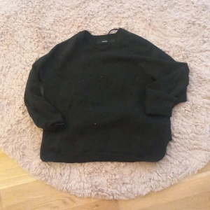 Svart stickad tröja från Vero Moda - Säljer en svart stickad tröja med slitsar på sidorna. Tröjan är lite nopprig men inge fläckar vad jag kan hitta, skriv privat för mer frågor!!💗💗