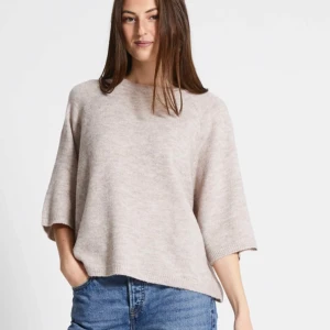Kortärmad stickad tröja  - Säljer en beige kortärmad stickad tröja, i storlek S. Aldrig använd och ser helt ny ut