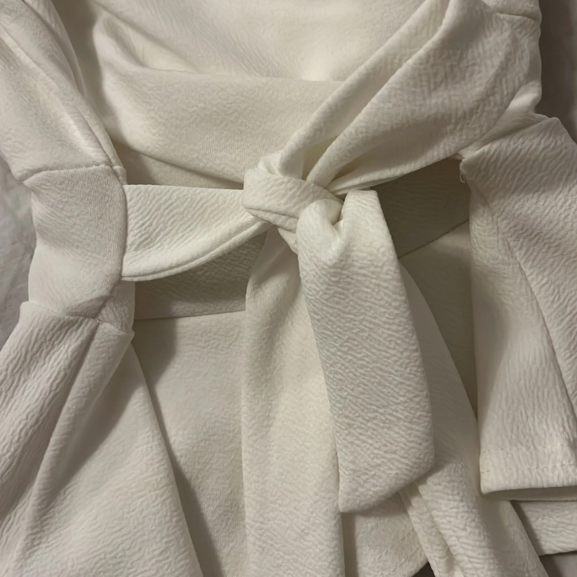 Vit omlottopp med knyt från Boohoo - 2