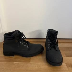 Svarta kängor strl 41 från Yourturn - Endast använda två gånger. Bara fråga om ni undrar något.