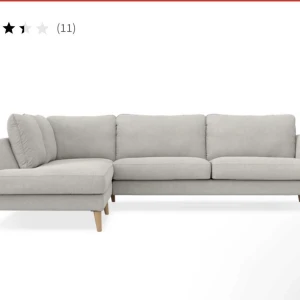 Ganska ny soffa  - Säljer min fina och bekväma hörnsoffa på grund av flytt. Soffan är endast 7 månader gammal och i mycket gott skick – nästan som ny! Den har en stilren, ljusgrå färg som passar perfekt i de flesta hem och inredningsstilar. Tyget är slitstarkt och lätt att hålla rent.  Soffan har god sittkomfort och rymmer flera personer utan problem. Perfekt både för mysiga hemmakvällar och när du har gäster.  Finns att hämta i handen Stockholm 