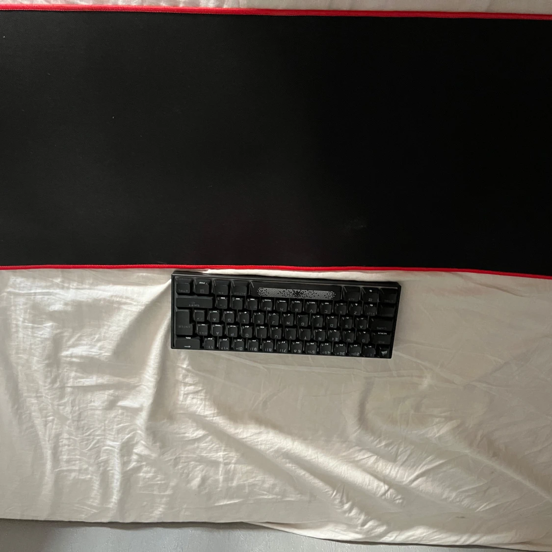 Svart mekaniskt tangentbord med mus matta bilden är uppochner - 4