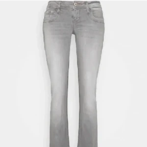 Ljusgrå LTB jeans - Säljer dessa super fina LTB jeans i modellen valerie. Köptes här på Plick men passade tyvärr inte mig i storleken. Storlek 26/30. Skriv vid fler frågor 🥰
