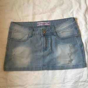 Ljusblå jeanskjol - Den är i super skick utan några som helst defekter 🤩midjemåttet är i bilderna 