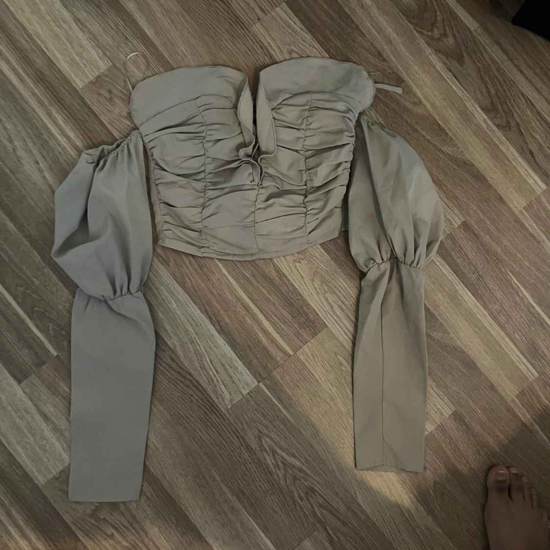 Beige croppad topp med puffärmar - 1