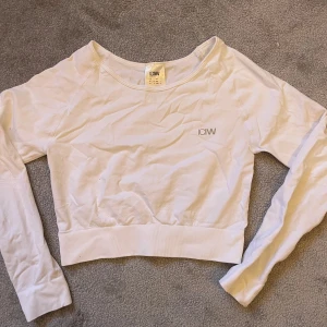 Vit träningstopp från ICANIWILL - Säljer en vit långärmad topp från ICANIWILL. Den är croppad och i strl S. Bra skick 