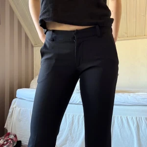 Svarta kostymbyxor - Snygga svarta kostymbyxor med låg midja från Bikbok🩷