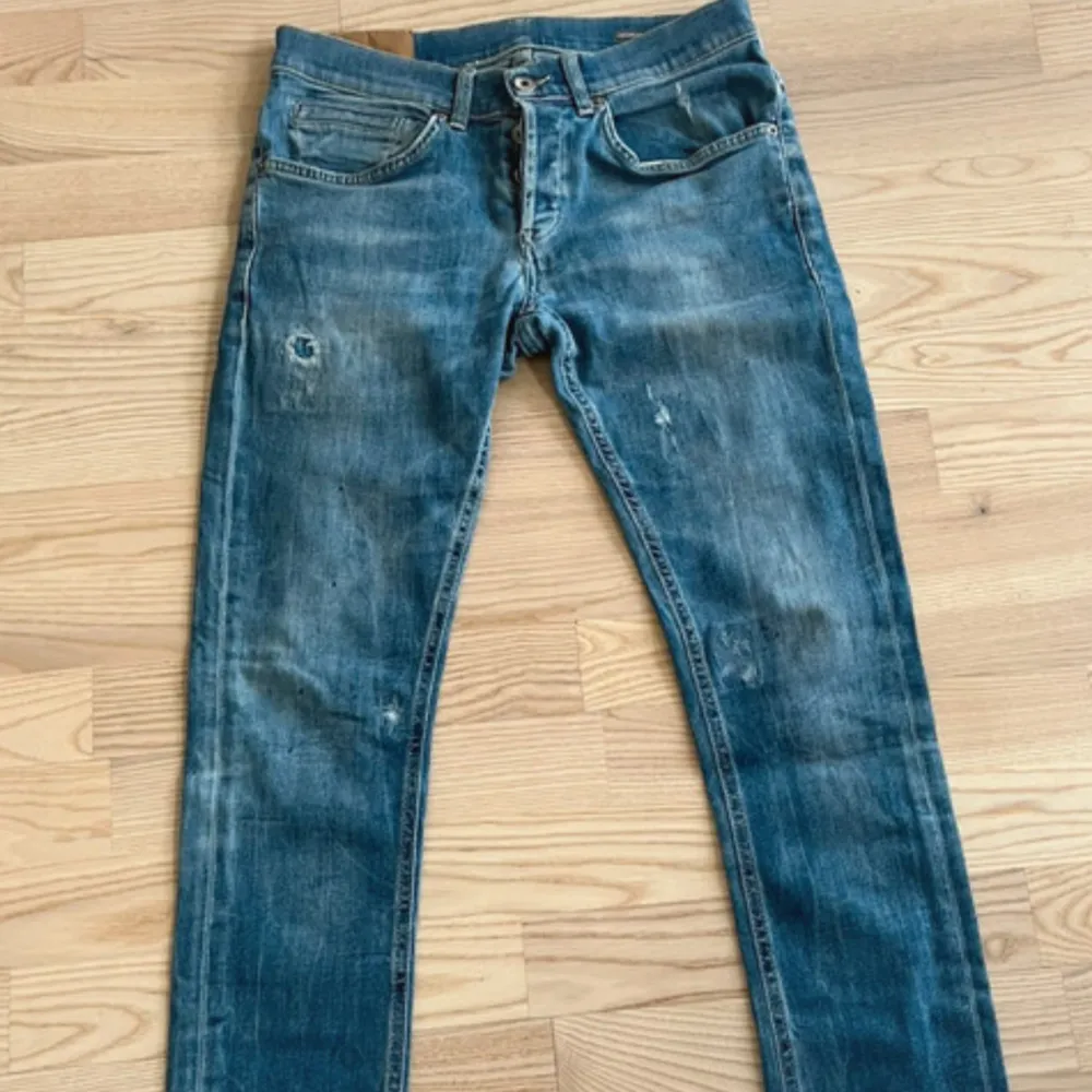Säljer ett par riktigt feta jeans för Dondup i färgen ljus blå, väldigt bra skick. Skriv om du har några frågor eller funderingar!. Farkut & Housut.
