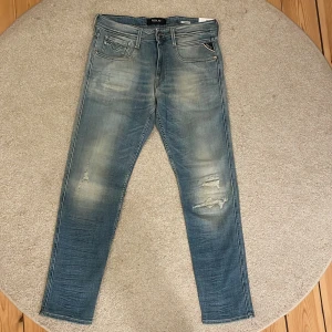 Nya Replay Anbass 20 Years - Säljer dessa sjukt snygga och eftertraktade Replay Anbass Aged 20 Years. De är helt nya och har tagsen kvar. Men de har en liten defekt i form av lite färg som inte syns vid användning (Se bild 4). Jeansen är i storlek W31 och L30. Jag säljer nu dessa för endast 579kr, inklusive fri frakt. Hör av er vid frågor eller bud.