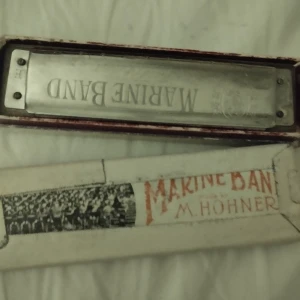 Munspel Marine Band från M. Hohner - Klassiskt munspel av modellen Marine Band från M. Hohner. Levereras i original ask med tryckt logga och text. Munspelet är i metall med graverad text på ovansidan. Perfekt för dig som gillar musik och vill ha ett ikoniskt instrument.