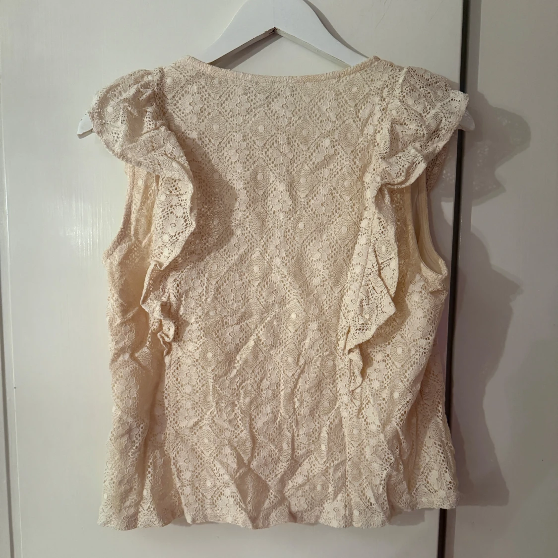 Beige blus med volang från Vila - 2