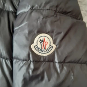 Svart dunjacka från Moncler - Säljer en snygg svart dunjacka från Moncler. Snabbt frakt 