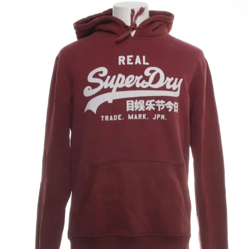Säljer en vinröd hoodie från Superdry med vit logga och text framtill, hoodien går ej att få tag på längre och är väldig snygg, priset är ej hugget i sten än och går o diskuteras😄🌟. Neuletakit & Villapaidat.