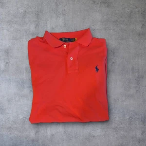 Röd pikétröja från Ralph Lauren - Ralph Lauren pike, passar storleken SP  [färgen röd] [helt oanvänd och har inga defekter] [nypris 1200kr] kontakta för mer information 