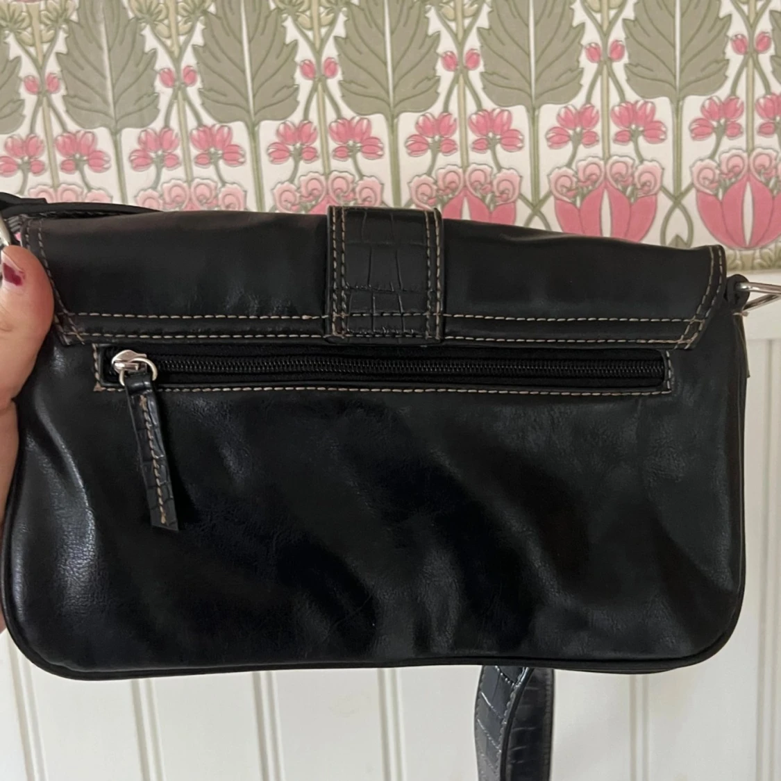 Svart axelväska med spänne - 90