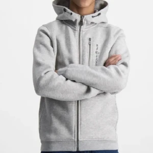 Sail racing tröja - Säljer en stilren ljusgrå hoodie från sail racing med dragkedja framtill och huva med snörning. Tröjan har en bröstficka med dragkedja och logga på vänster sida. Den är helt oanvänd. Den är i storlek 160 men passar en XS / S