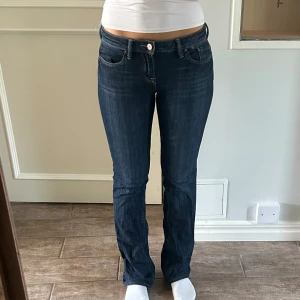 Mörkblå lowwaist jeans  - Jättefina mörkblå lowwaist jeans från Esprit, knappt använda, nypris 900kr