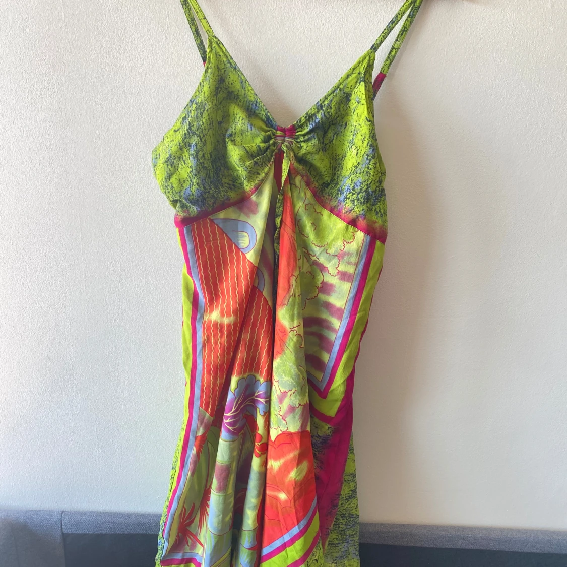 Färgstark långklänning med tropiskt mönster - 4