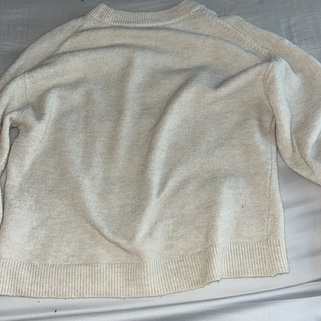 Kräm vit  stickad tröja med pärlor från H&M - 2