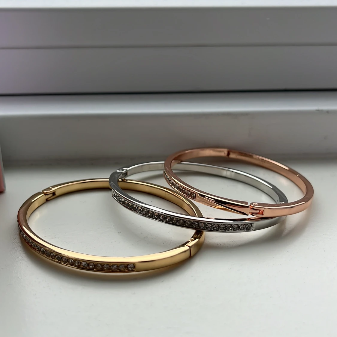 Armband i guld, silver och roséguld med glittriga stenar - 1
