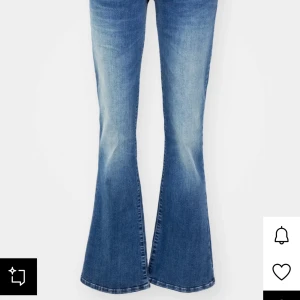 Blå bootcut jeans från LTB - Säljer ett par klassiska blå bootcut jeans från LTB. Jeansen är utsvängda. Aldrig använda, lappen sitter kvar! Dem är i storlek 25/30! 💕 Hör av er vid intresse och frågor, pris kan diskuteras!💗