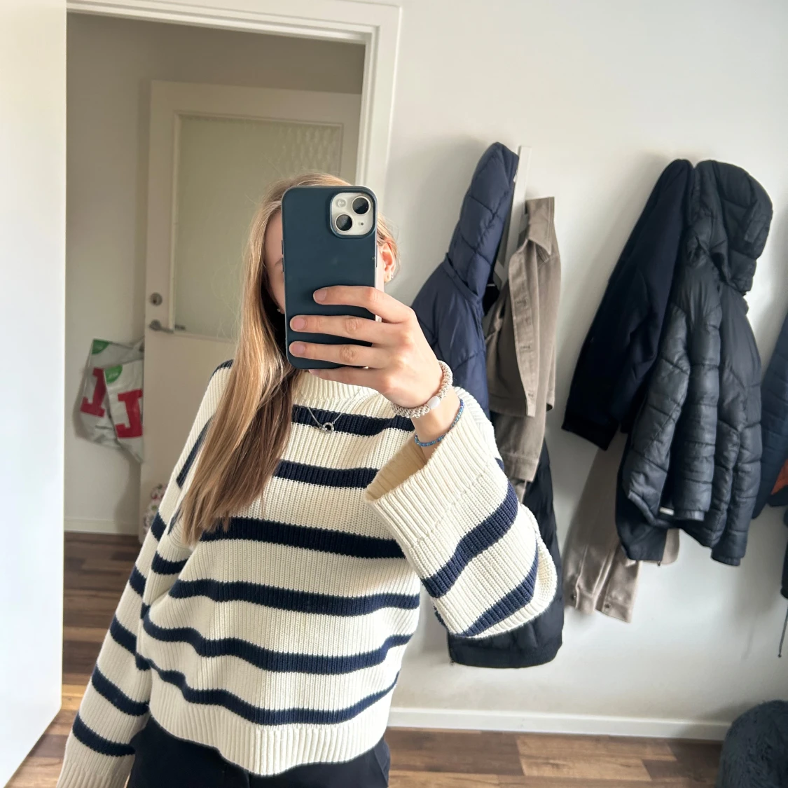 Vit och marinblå randig stickad tröja