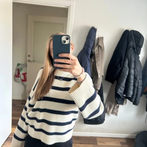 Vit och marinblå randig stickad tröja - Säljer en vit stickad tröja med marinblå ränder. Tröjan är från BikBoK och är i storlek XS men är lite större i storleken