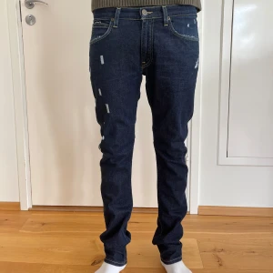 Lee jeans 31/32  - Nu säljer vi ett par designrika och sköna jeans från Lee. Storlek: 31/32. Skick 10/10 -oanvända. Pris: 249kr. Modell: Luke. Deisgnade av RetroRejeans 