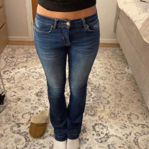 Mörkblå, lågmidjade jeans ifrån Ltb. Säljer då dom blivit för små. Supersnygga och passar till allt! ☺️Nypris 799 kr