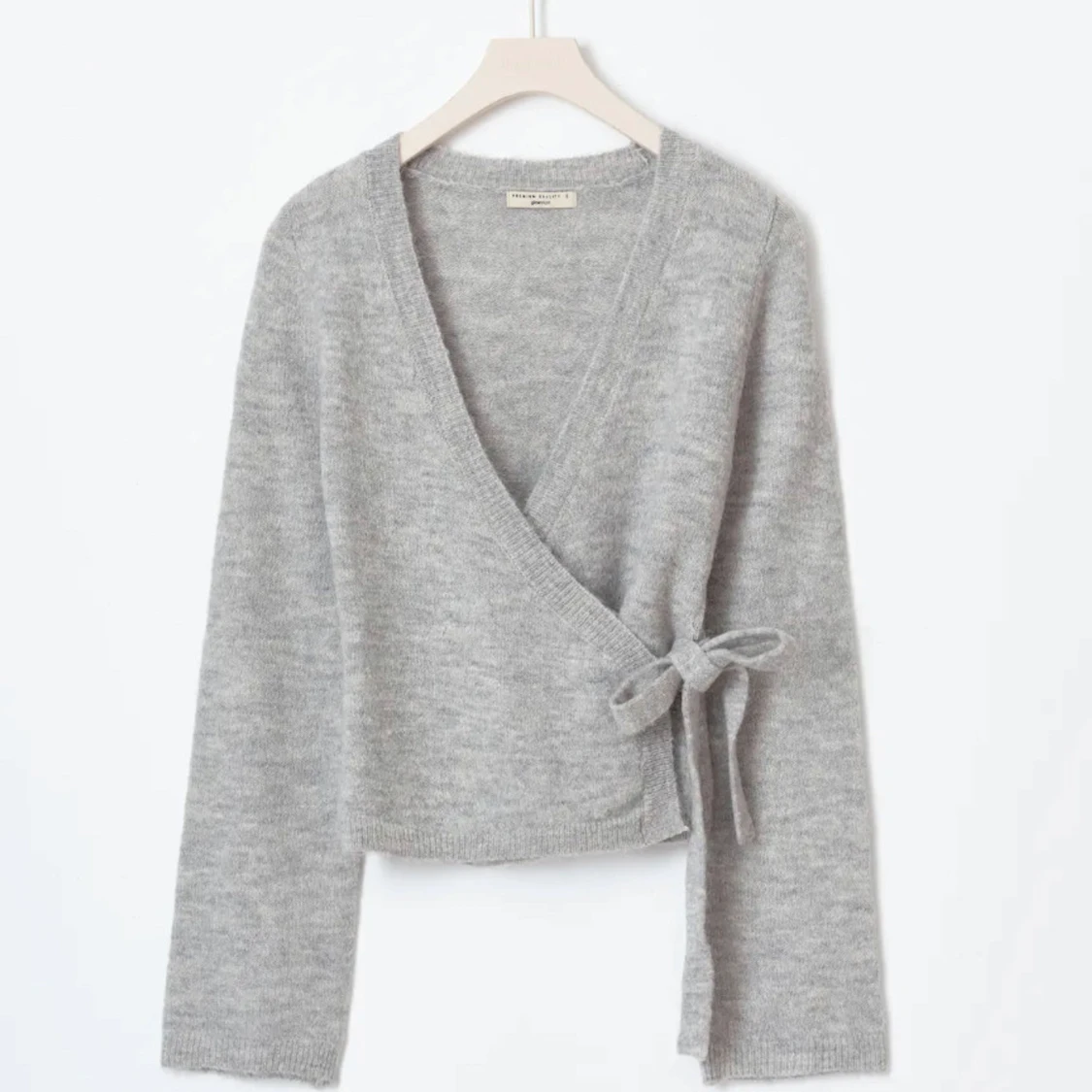 Stickad tröja med knytning  - 1