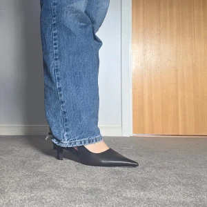 Svarta pumps från Nelly - Säljer helt oanvända svarta klackar från Nelly i storlek 37, pris går att diskuteras!
