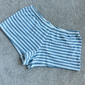 Brandy shorts  - Ljusblå/vitrandiga shorts, endast testade, så nyskick! 50:-