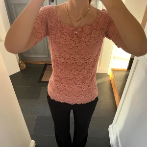 Rosa spetstopp  - Rosa spetströja från Sisters Point i storlek M. Använd gärna köp nu!