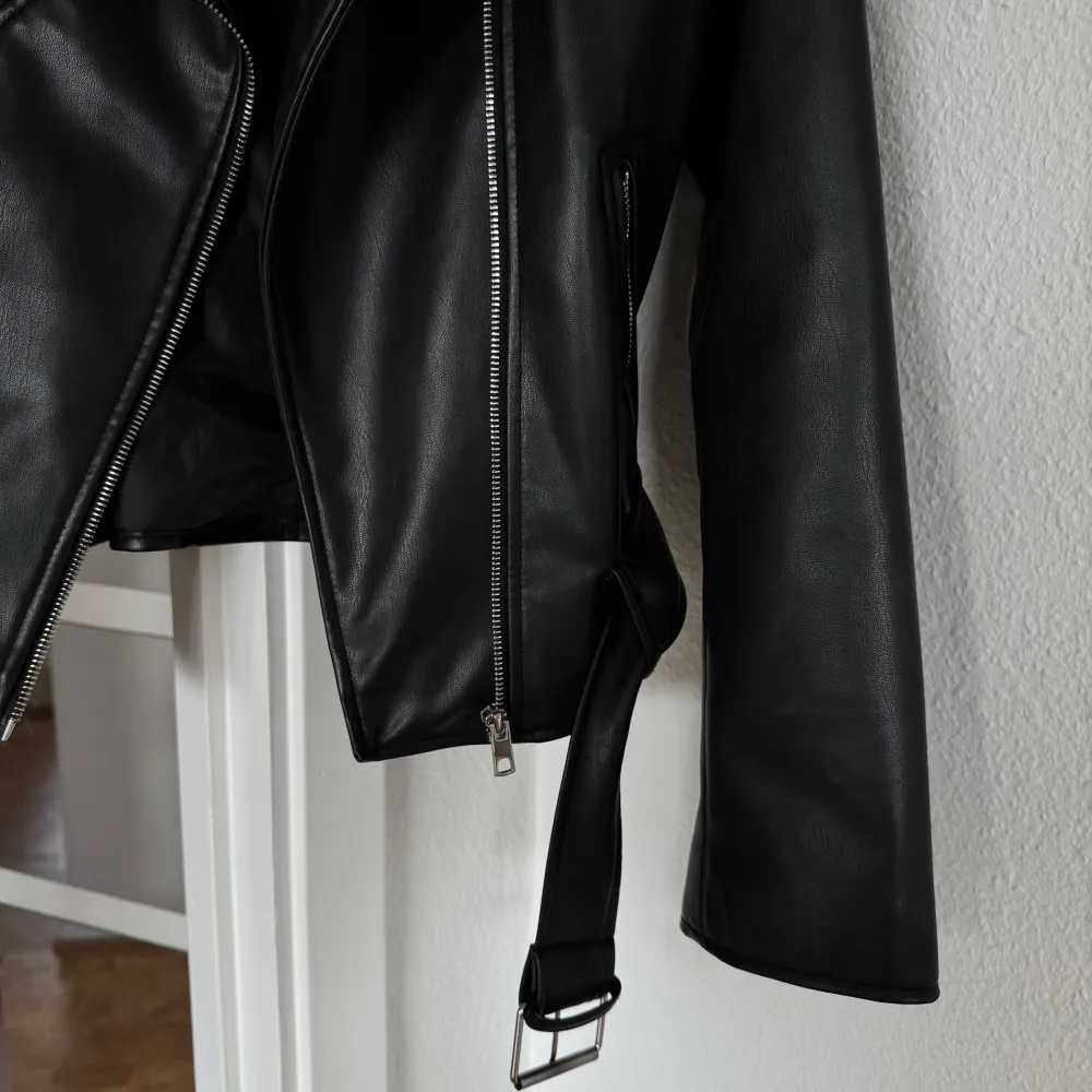 Stl XL men sitter mer som en M. Jättefint skick🖤. Takit.