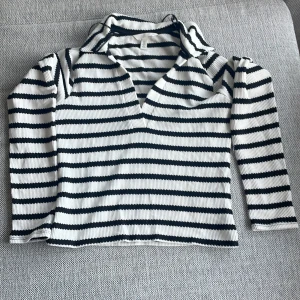 Randig stickad tröja - Säljer en snygg randig stickad tröja i svart och vit. Tröjan har en v-ringad krage och långa ärmar, Passar bra till både jeans och kjol. Hör av dig vid frågor 💗💗
