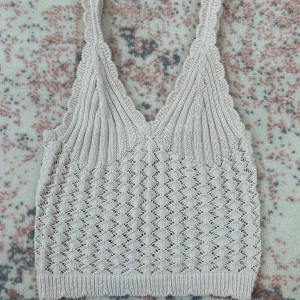 beige stickad topp - beige stickat linne från hm. endast använd ett fåtal gånger. perfekt till sommaren!