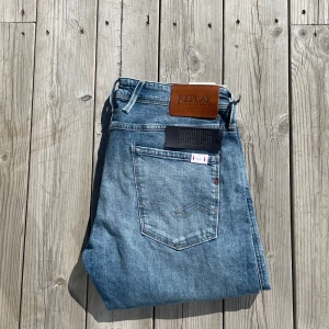 Replay anbass jeans  - Helt nya Replay jeans! Börja följ för jag har över 100 par helt nya Replay jeans som ligger uppe! Tyvärr kan jag inte skicka bild när jag själv bär plagget då jag för det första ofta inte kan ha storlekarna jag säljer och för det andra skulle det bli alldeles för mycket jobb när jag säljer så mycket, så jag rekommenderar att man kikar måtten i beskrivningen heller googlar på modellnamnet för att se passformen :) (5) längd 104cm midja 41cm, har fått en reva som inte syns vid användning underfrakt