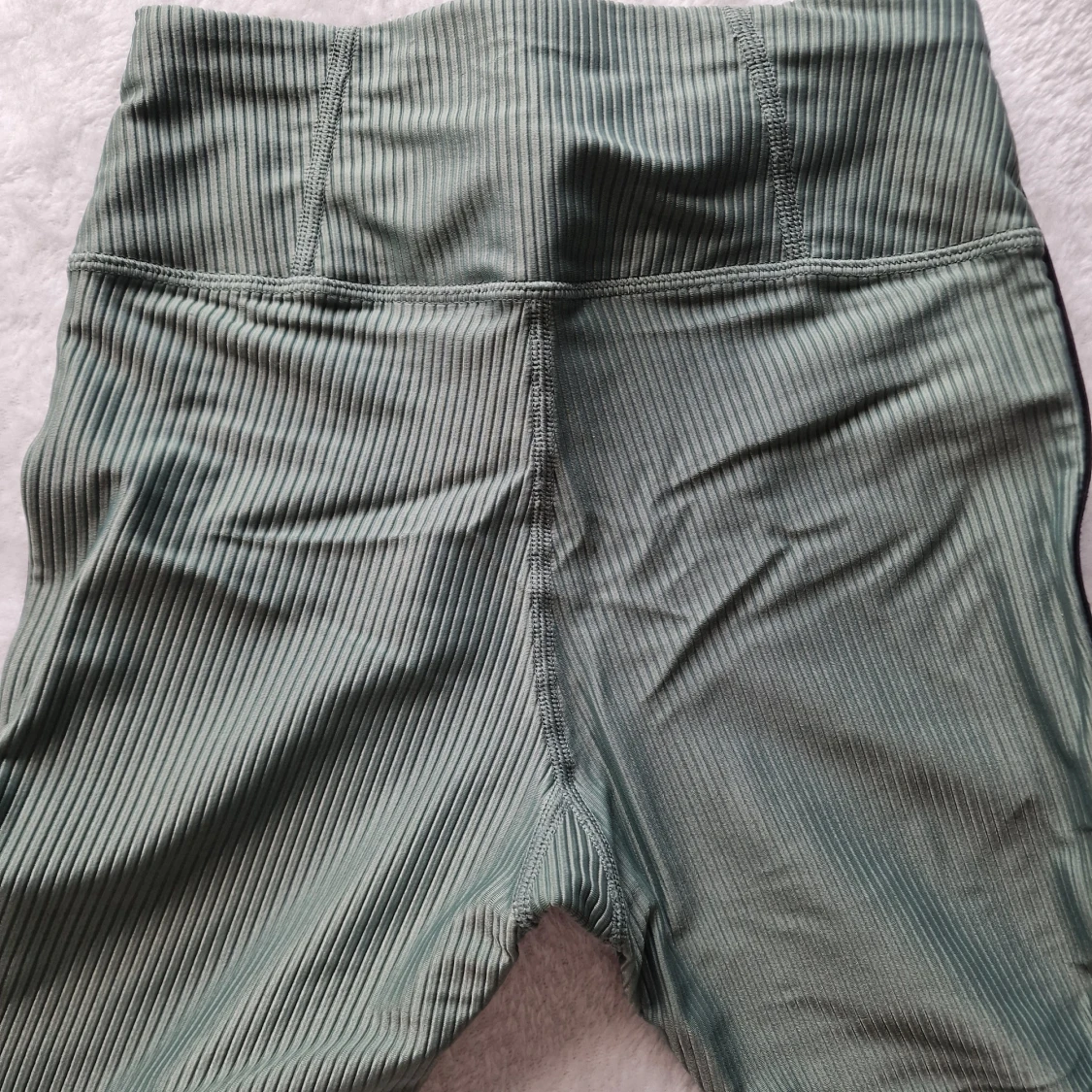 Stronger - Grön ribbad leggings och topp - 2