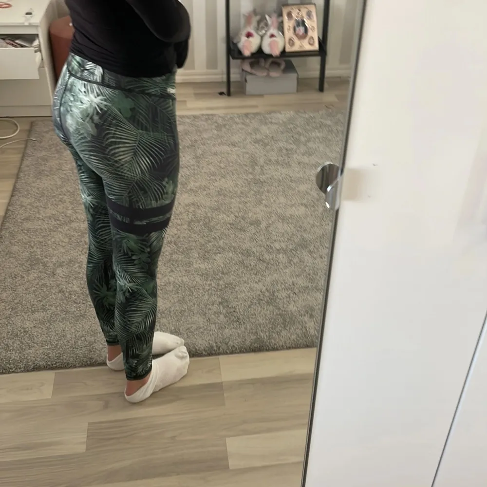 Jag säljer dem här jätte fina Stronger tightsen för att dem inte kommer till användning längre💖 Tar bara swish‼️‼️ säg till om ni vill ha bättre bilder💖. Farkut & Housut.