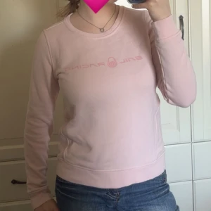 Rosa sailracing - Säljer min nästan oanvända sailracing tröja i storlek xs eftersom den aldrig kommer till användning🩷otroligt fint skick och inga tecken på användning🩷