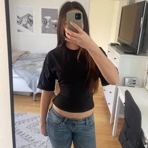 Populär Nelly topp - Säljer denna populära Nelly toppen då den tyvärr inte kommer till användning. Endast använd en gång alltså i nyskick!🌸