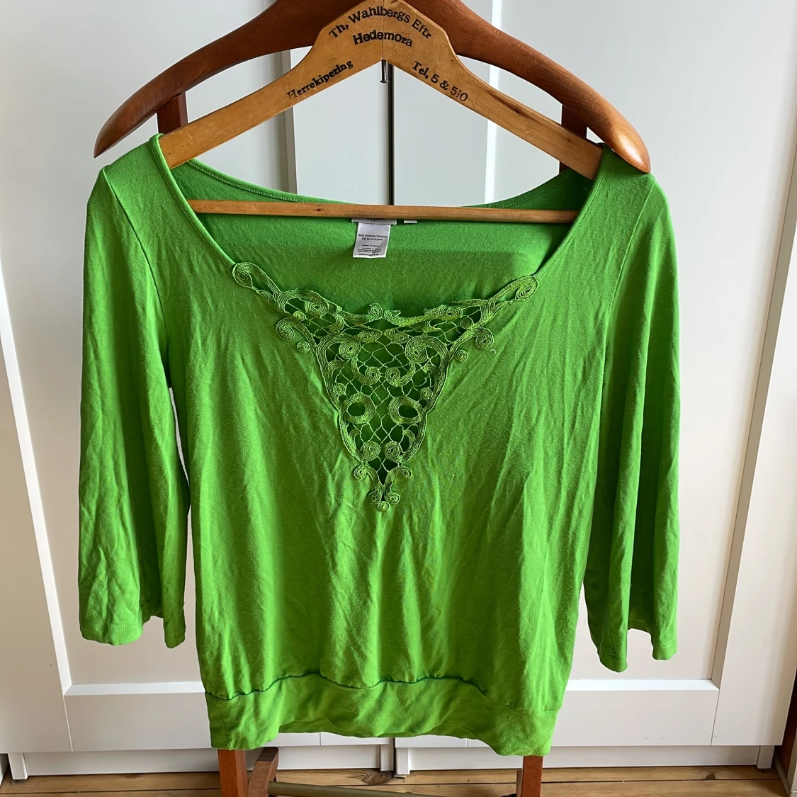 Grön topp med spetsdetalj från Filippa K