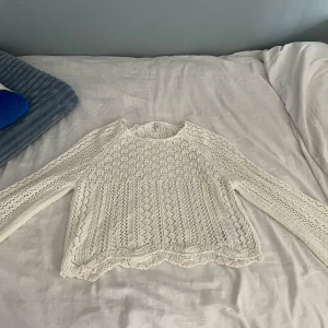 Vit stickad tröja från ONLY - Säljer en vit stickad tröja från ONLY i storlek S. Tröjan har ett fint stickat mönster och långa ärmar. Aldrig använd. 