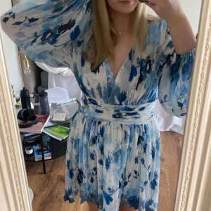 Blå klänning ifrån NAKD - Nakd från lojsans kollektion, suuuper fin och bekväm. Kontakta för fler bilder🩵