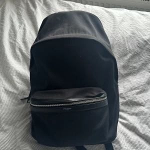 Svart ryggsäck från Saint Laurent - Saint laurent ryggsäck knappt använd original pris 11,270kr. Kvitto finns