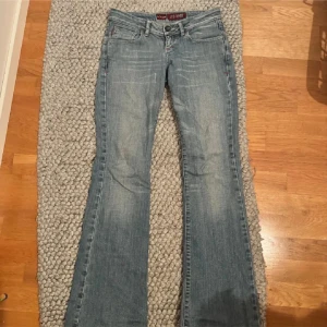 Blå jeans från LTB - Snygga blå jeans från LTB med bootcut-stil. De har en klassisk femficksdesign och dekorativa sömmar på bakfickorna. Midjemått ca 38cm, innerbenslängd ca 81 cm