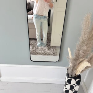 Ljusblå bootcut jeans - Ljusblåa somriga lågmidjade och bootcut jeans!🥰