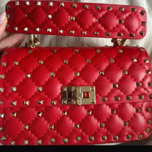 Valentino väska - Säljer min fina väska! Osäker om den är äkta eller inte, därav priset! Vill bli av med den så snabbt som möjligt så kom med frågor eller bud🩷